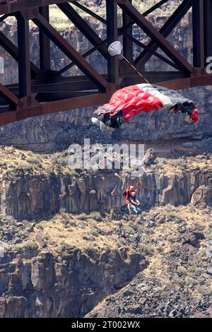 Ouverture de parachute pour jumpers à base tandem. Banque D'Images