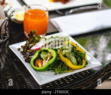 Petit déjeuner américain complet énorme petit déjeuner sain réparti sur une table avec café petit déjeuner servi avec café petit déjeuner anglais frie Banque D'Images