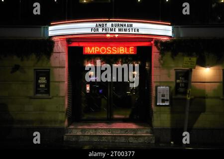 Andy Burnham pour Premier ministre affiché au-dessus d'une porte de bar, Impossible, à Manchester, Royaume-Uni. Banque D'Images