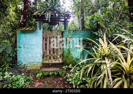 Vila do Abraao ville à Ilha Grande île avec de belles maisons et jardins. Situé près de Rio de Janeiro, Brésil, il est une escapade parfaite de cit occupé Banque D'Images