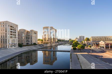 Montpellier, France - 09 30 2023 : vue matinale sur le fleuve Lez avec Hôtel de région ou salle provinciale Architecture moderne de Ricardo Bofill Banque D'Images