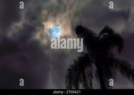 L'éclipse solaire du 21 août 2017 (Grande éclipse américaine) dans le ciel nuageux de Santa Barbara, Californie Banque D'Images