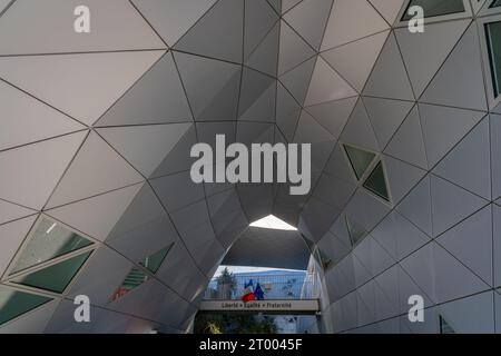 Montpellier, France - 10 01 2023 : vue de l'entrée du tunnel du Lycée Georges Frêche à Port Marianne - Architecture moderne de Massimiliano Fuksas Banque D'Images