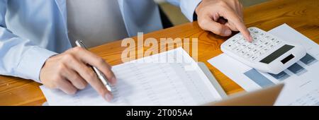 Business MAN comptable analyse des risques d'investissement. Économiser de l'argent pour le trading boursier avec calculatrice. Concept comptable Banque D'Images