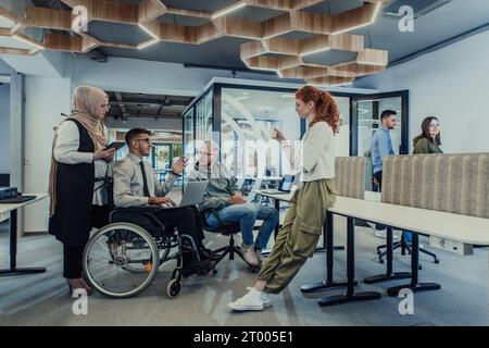 Jeune groupe de gens d'affaires brainstorming ensemble dans un espace de démarrage, discutant de projets d'affaires, d'investissements et de résolution Banque D'Images