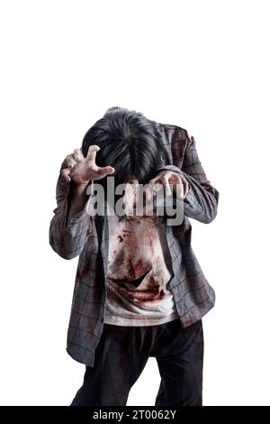 Un zombie effrayant avec du sang et des blessures sur son corps marchant isolé sur un fond blanc Banque D'Images