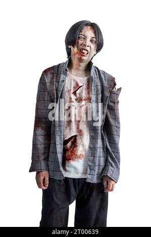 Un zombie effrayant avec du sang et des blessures sur son corps marchant isolé sur un fond blanc Banque D'Images