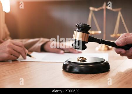 Juge Gavel décidant des papiers de signature de divorce de mariage. Concept d'avocat Banque D'Images