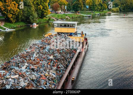 Industrie du transport. La barge transporte la ferraille et le sable avec du gravier. Une barge chargée de ferraille se trouve sur la chaussée. Transp. Ferraille Banque D'Images