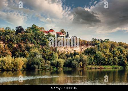 Paysage d'automne - Rivière et rivages avec des arbres, des buissons et des maisons de ville Marbach am Neckar. Vue aérienne panoramique de la rivière In Banque D'Images