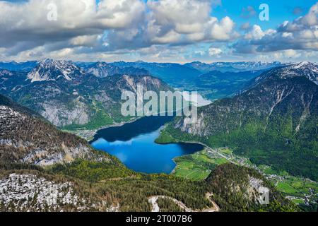 Une vue sur le lac de Hallstatt depuis les montagnes de Dachstein Banque D'Images