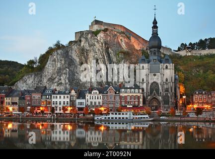 Collégiale notre Dame et citadelle à Dinant. Belgique Banque D'Images