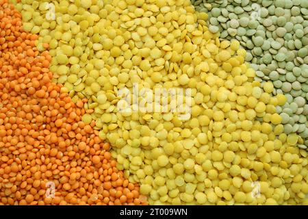 aliments de base produits comme lentilles dans les couleurs vert, rouge, orange, jaune pour les restaurants végétaliens végétariens ou le commerce de produits céréaliers. rayures Banque D'Images