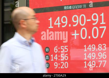 Tokyo, Japon. 3 octobre 2023. Un piéton passe devant un comité de cotation des taux de change à Tokyo le mardi 3 octobre 2023. Le dollar américain a été négocié à 149.90-91 yens sur le marché des changes de Tokyo. (Photo de Yoshio Tsunoda/AFLO) Banque D'Images