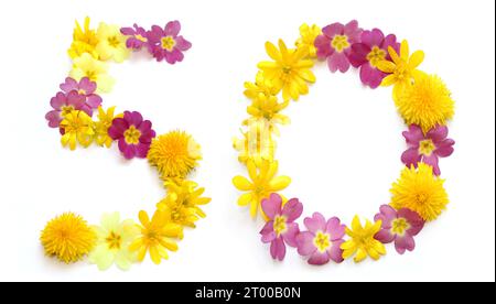 numéro fabriqué à partir de fleurs jaunes et roses fraîchement cueillies. isolé sur fond blanc pour fête d'anniversaire, anniversaire 50, 5 et 0, cinquante Banque D'Images