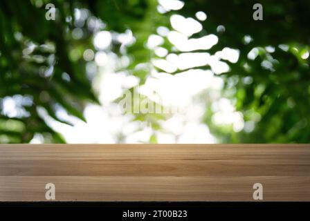 Image de la table en bois sombre devant le fond flou abstrait des lumières de jardin extérieures. peut être utilisé pour l'affichage ou le montage Banque D'Images