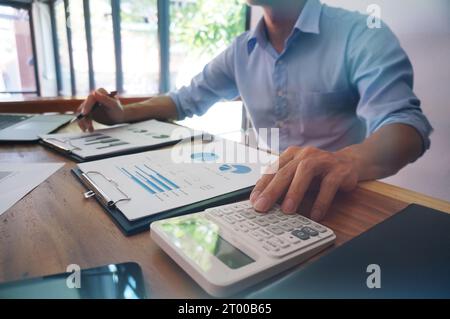 L'analyse d'affaires cartes d'investissement et en appuyant sur les boutons de la calculatrice plus de documents. Concept comptable Banque D'Images