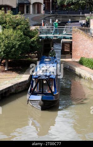 Un bateau narrowboat quittant l'écluse de Banbury sur le canal d'Oxford, Oxfordshire, Angleterre, Royaume-Uni Banque D'Images