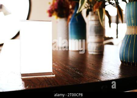 Cadre du menu debout sur une table en bois dans le bar-restaurant café. espace pour la promotion de marketing textuel. Banque D'Images