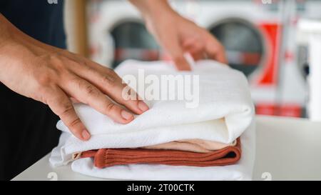 Mari de la maison avec panier et vêtements sales ou lavés à laundryÂ intérieur de la buanderie. lavage machineÂ à l'entreprise de blanchisserie stor Banque D'Images