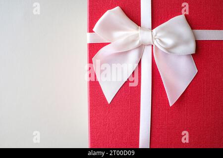 Cadeau de Saint-Valentin. Boîte cadeau et ruban rouge pour couple romantique boîte cadeau et ruban avec étiquette pour cadeau de Saint-Valentin Banque D'Images