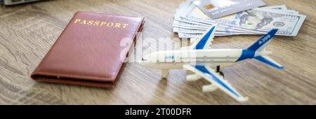 Femme réservant des billets en ligne. Recherche achat réservation billets d'avion compagnies aériennes ou hôtel Voyage et concept d'agence de tourisme Banque D'Images