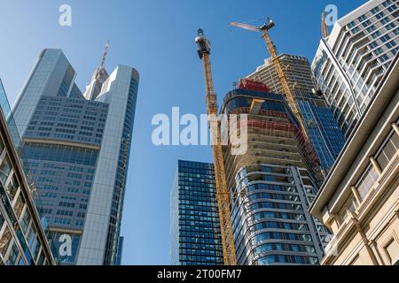 Gratte-ciel et un chantier de construction vus à Francfort, Allemagne Banque D'Images