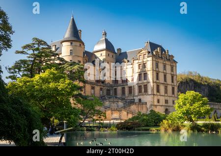 Une vue sur le lac au château abritant le Musée de la Révolution française, Vizille, France. Banque D'Images