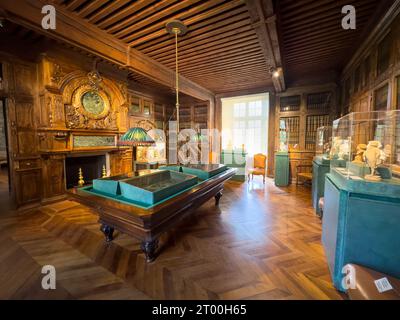 Une salle d'exposition en bois élaborée et ornée avec des sculptures et une ancienne bibliothèque dans le Musée de la Révolution française, Vizille, France Banque D'Images