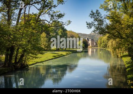 Une vue sur le lac au château abritant le Musée de la Révolution française, Vizille, France. Banque D'Images