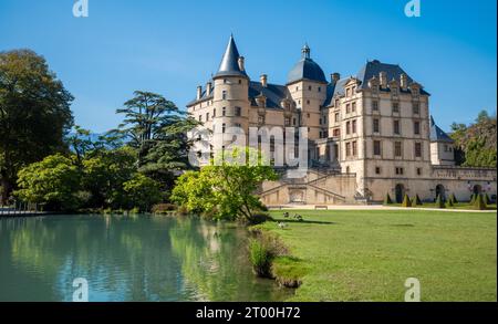 Une vue sur le lac au château abritant le Musée de la Révolution française, Vizille, France. Banque D'Images