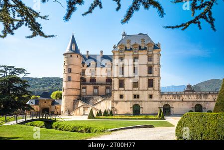 Une vue sur le ruisseau jusqu'au château abritant le Musée de la Révolution française, Vizille, France. Banque D'Images