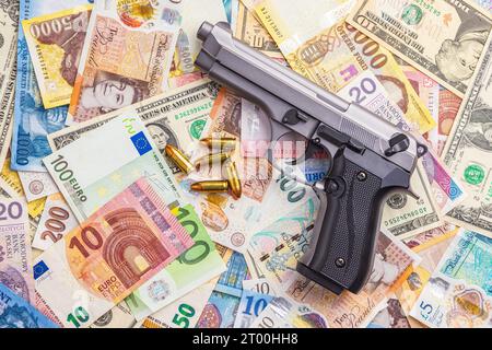 Menottes sur le fond des différents billets de banque. Vue de dessus. Banque D'Images