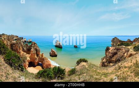 Vue d'été sur la plage de sable dos Tres Irmaos (Portimao, Alvor, Algarve, Portugal). Banque D'Images