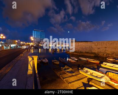 Nuit à Gallipoli, province de Lecce, Pouilles, Italie du sud. Personnes et signes méconnaissables. Banque D'Images