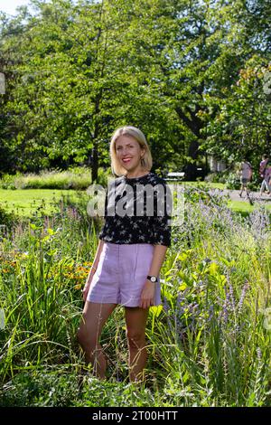 Alexandra Daisy Ginsbergs dans son jardin pollinisator Pathmaker à Londres Kensington Gardens Banque D'Images