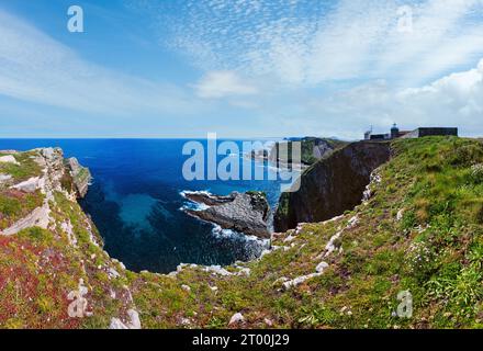 Paysage côtier du Cap Vidio fleuri en été avec phare (Asturies, Cudillero, Espagne). Banque D'Images