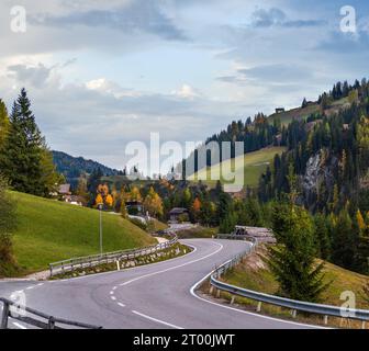 Soleil coloré automne alpin scène de montagne des Dolomites, Sudtirol, Italie. Vue paisible depuis la route alpine. Banque D'Images