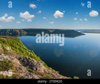 Vue imprenable sur le Dnister River Canyon, la baie de Bakota, la région de Khmelnytsky, l'Ukraine. Banque D'Images