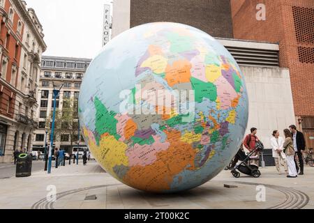 Le monde de Mark Wallinger a renversé un globe géant à l'extérieur du Saw Swee Hock Student Centre, London School of Economics, Londres, WC2, Angleterre Banque D'Images