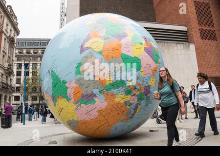 Le monde de Mark Wallinger a renversé un globe géant à l'extérieur du Saw Swee Hock Student Centre, London School of Economics, Londres, WC2, Angleterre Banque D'Images