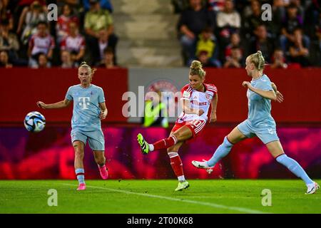 v.li. : Laura Donhauser (Köln, 25) Linda Dallmann (FC Bayern München, FCB, 10) zieht ab, mit Torschuss, Anna Gerhardt (Köln, 21), 02.10.2023, München (Deutschland), Fussball, Google Pixel Frauen-Bundesliga, FC Bayern München - 1. LES RÈGLEMENTS FC KÖLN, DFB/DFL INTERDISENT TOUTE UTILISATION DE PHOTOGRAPHIES COMME SÉQUENCES D'IMAGES ET/OU QUASI-VIDÉO. Banque D'Images