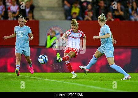 v.li. : Laura Donhauser (Köln, 25) Linda Dallmann (FC Bayern München, FCB, 10) zieht ab, mit Torschuss, Anna Gerhardt (Köln, 21), 02.10.2023, München (Deutschland), Fussball, Google Pixel Frauen-Bundesliga, FC Bayern München - 1. LES RÈGLEMENTS FC KÖLN, DFB/DFL INTERDISENT TOUTE UTILISATION DE PHOTOGRAPHIES COMME SÉQUENCES D'IMAGES ET/OU QUASI-VIDÉO. Banque D'Images