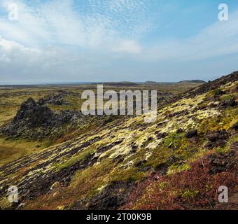 Vue volcanique spectaculaire du cratère du volcan Saxholl, péninsule de Snaefellsnes, parc national de Snaefellsjokull, Islande occidentale. Banque D'Images