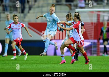 Lina Maria Magull (FC Bayern München, FCB, 16) Laura Vogt (Köln, 8) Laura Donhauser (Köln, 25) Georgia Stanway (FC Bayern München, FCB, 31) im Zweikampf, Duell, duel, Tackle, Dynamik, action, Aktion, 02.10.2023, München (Deutschland), Fussball, Google Pixel Frauen-Bundesliga, FC Bayern München - 1. LES RÈGLEMENTS FC KÖLN, DFB/DFL INTERDISENT TOUTE UTILISATION DE PHOTOGRAPHIES COMME SÉQUENCES D'IMAGES ET/OU QUASI-VIDÉO. Banque D'Images