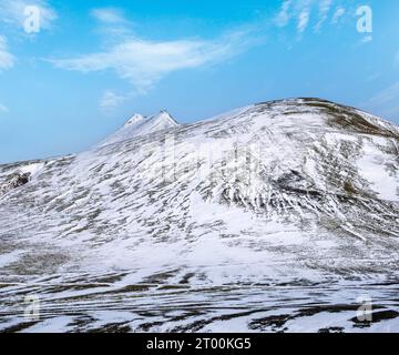 Montagnes colorées de Landmannalaugar sous la neige en automne, Islande Banque D'Images