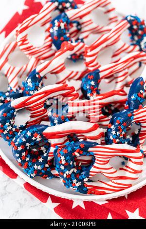 Brindilles Pretzel enrobées de chocolat rouge blanc et bleu Banque D'Images