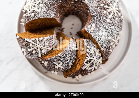 Petit gâteau au pain d'épice avec garniture au caramel Banque D'Images