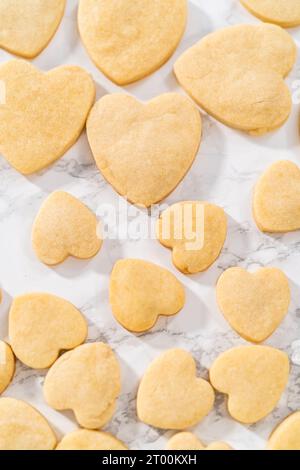 Biscuits au sucre en forme de cœur avec glaçage royal Banque D'Images