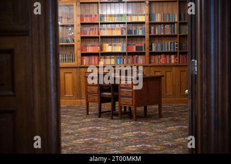 Bletchley Park, autrefois le berceau de la codebreaking britannique, accueille également le premier sommet mondial sur la sécurité de l'IA en novembre 2023. C'est la bibliothèque. Banque D'Images